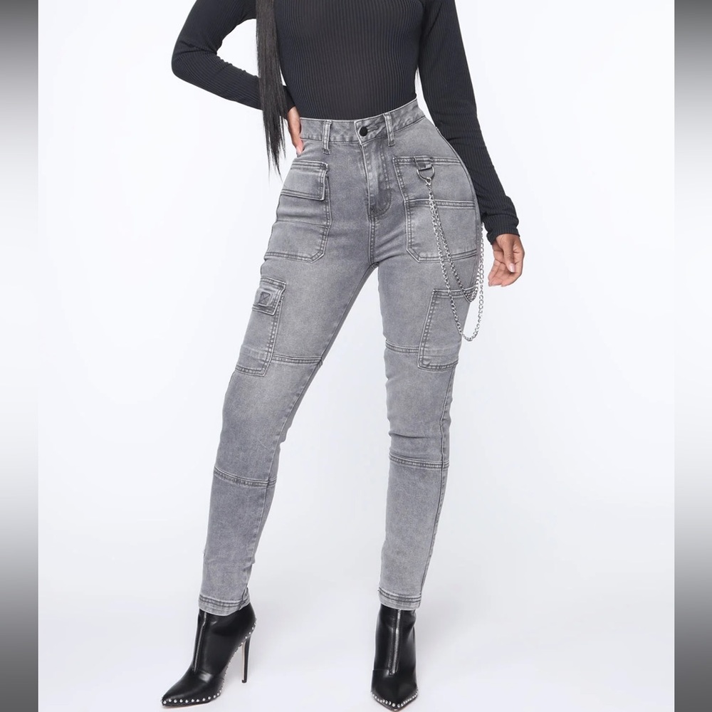 New! Women’s skinny jeans with chain